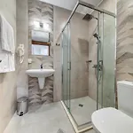 4 Seasons 535, Oak Apartment *
