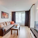 4 Seasons 535, Oak Apartment *