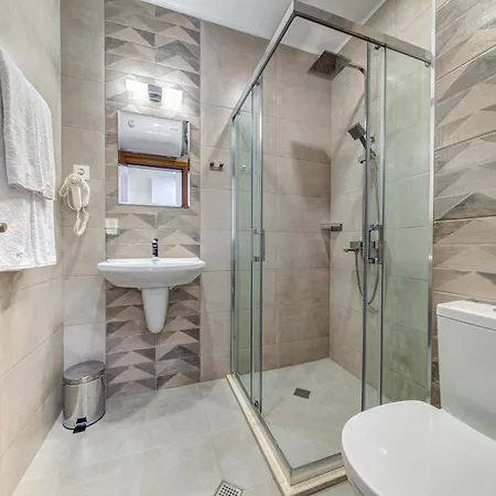 4 Seasons 535, Oak Apartment *