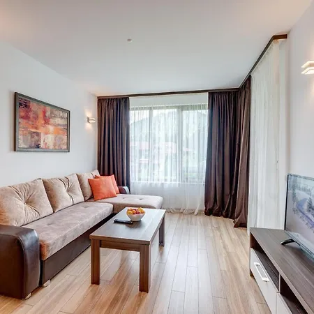 4 Seasons 535, Oak Apartment *